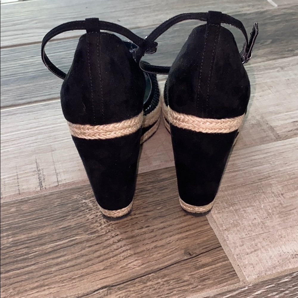 Like new! Black platform espadrilles. Size 9.5 - Picture 5 of 7